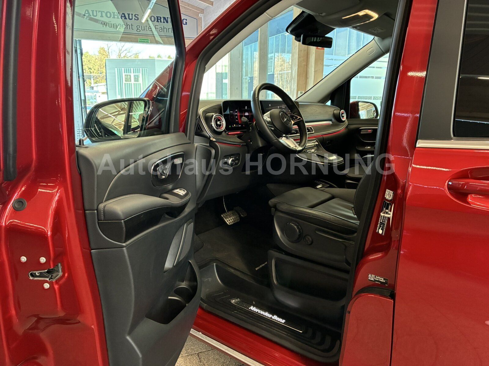 Mercedes-Benz V 250 2025 г. Красный, пробег 17594 км