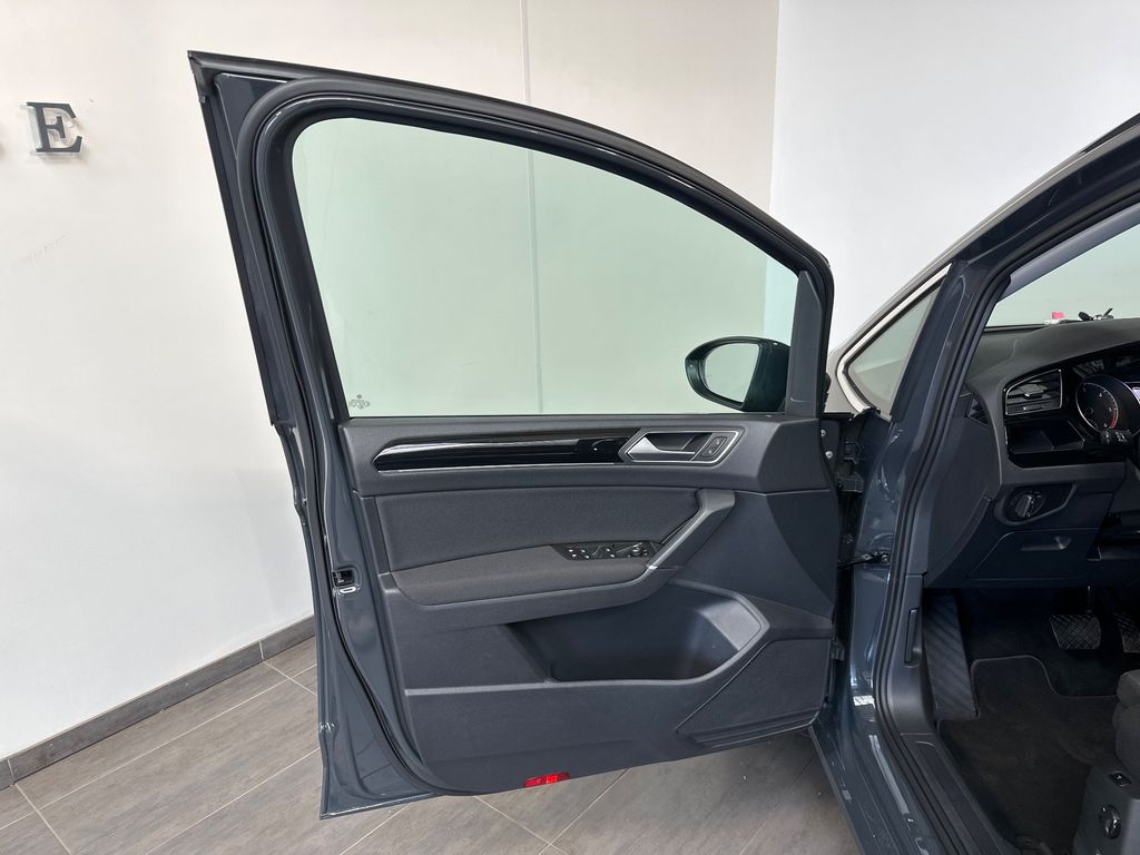 Volkswagen Touran 2022 г. Серый, пробег 59750 км