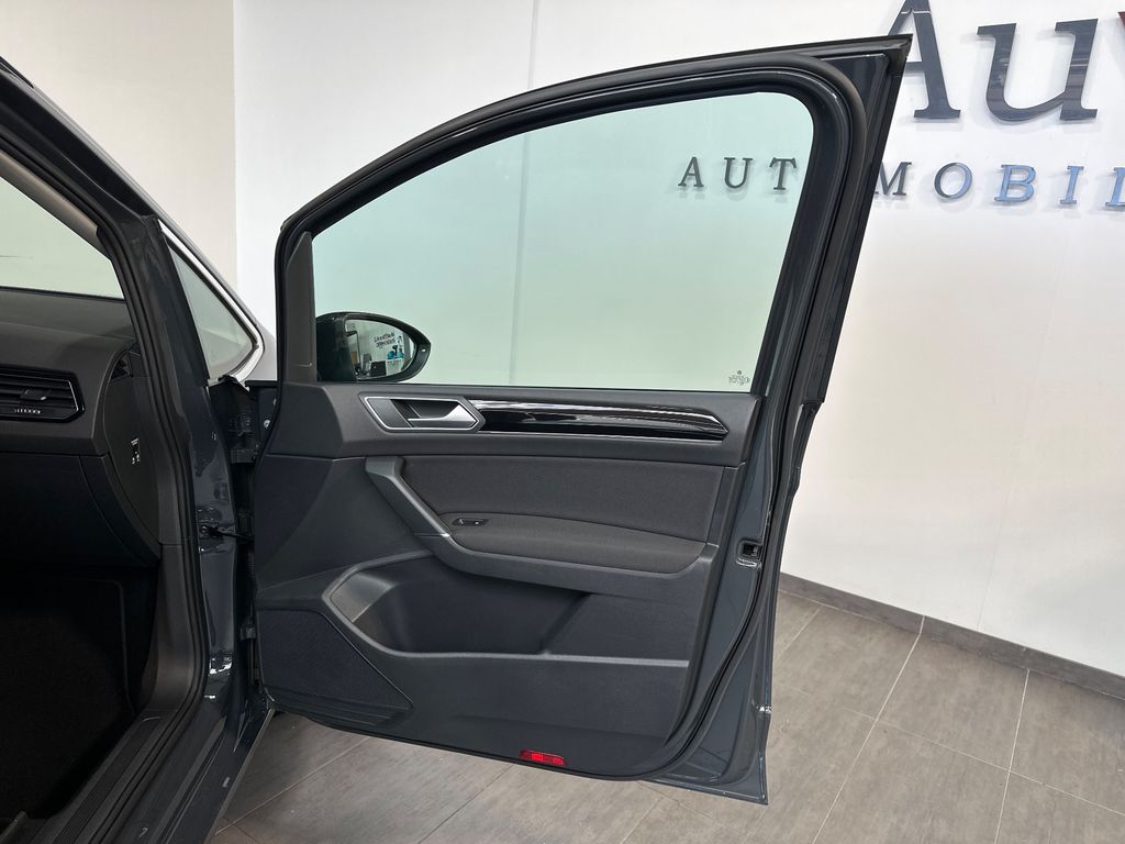 Volkswagen Touran 2022 г. Серый, пробег 59750 км