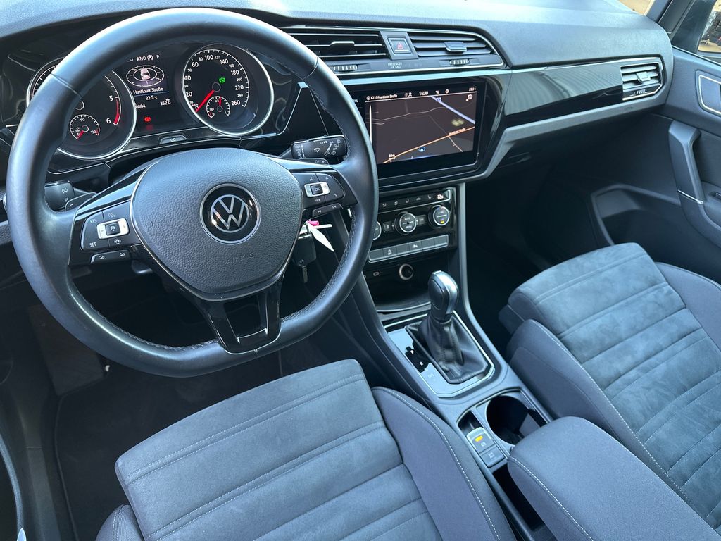 Volkswagen Touran 2022 г. Серый, пробег 59750 км