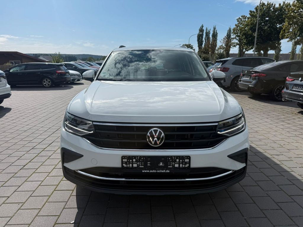 Volkswagen Tiguan 2023 г. Белый, пробег 58243 км
