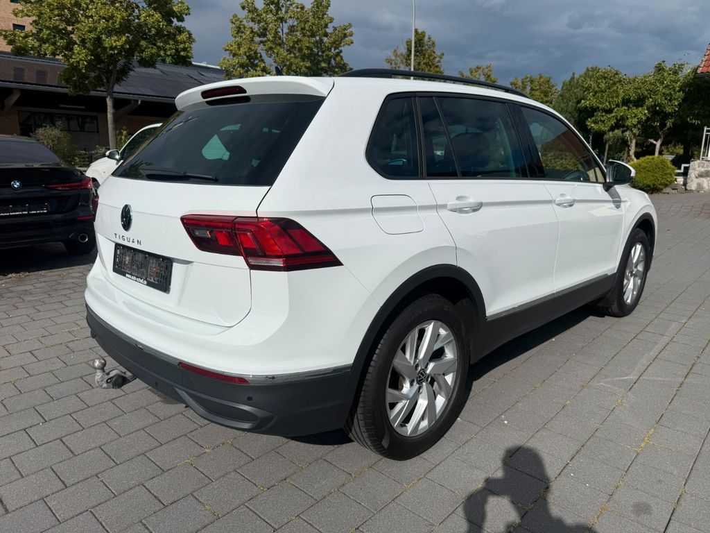 Volkswagen Tiguan 2023 г. Белый, пробег 58243 км