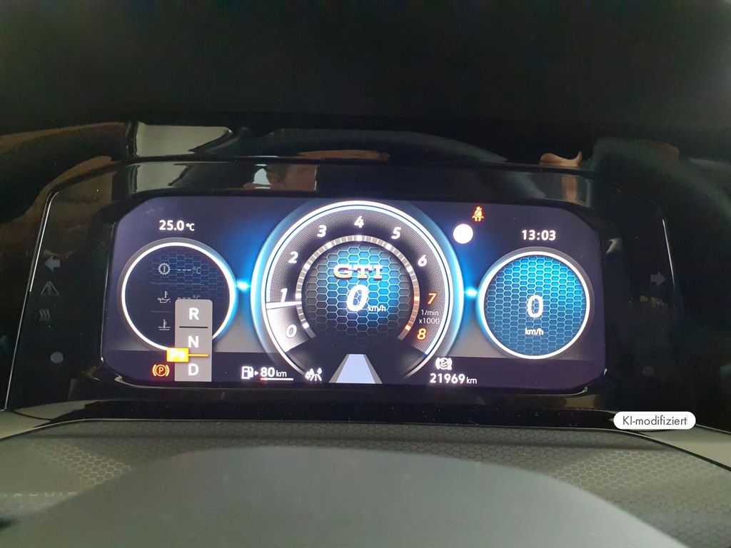 Volkswagen Golf 2023 г. Белый, пробег 21969 км
