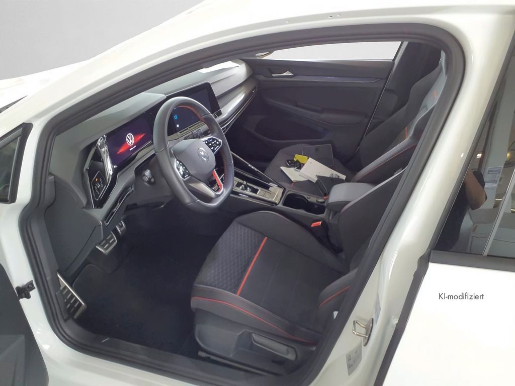 Volkswagen Golf 2023 г. Белый, пробег 21969 км