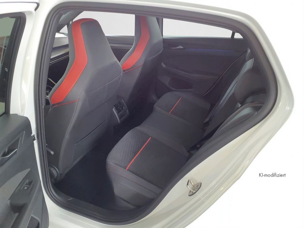 Volkswagen Golf 2023 г. Белый, пробег 21969 км