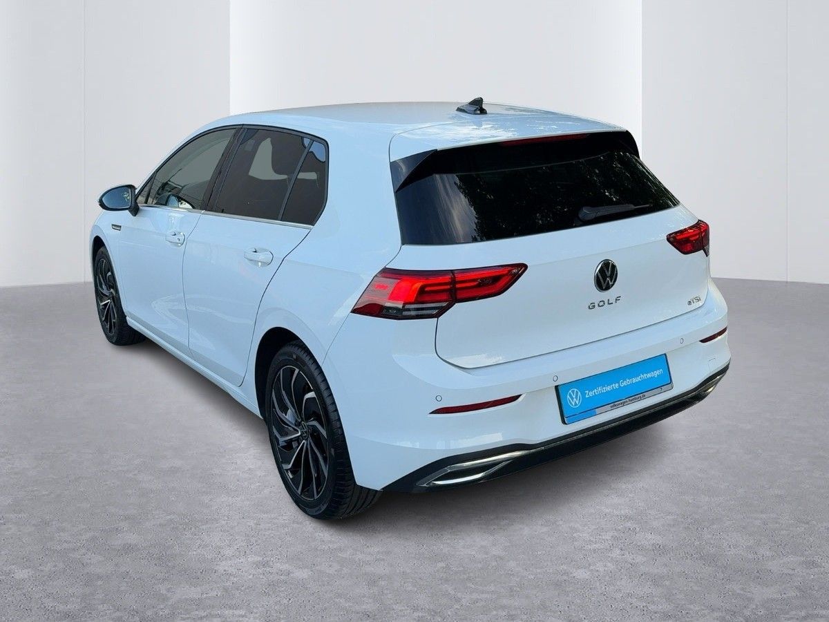 Volkswagen Golf 2023 г. Белый, пробег 32959 км