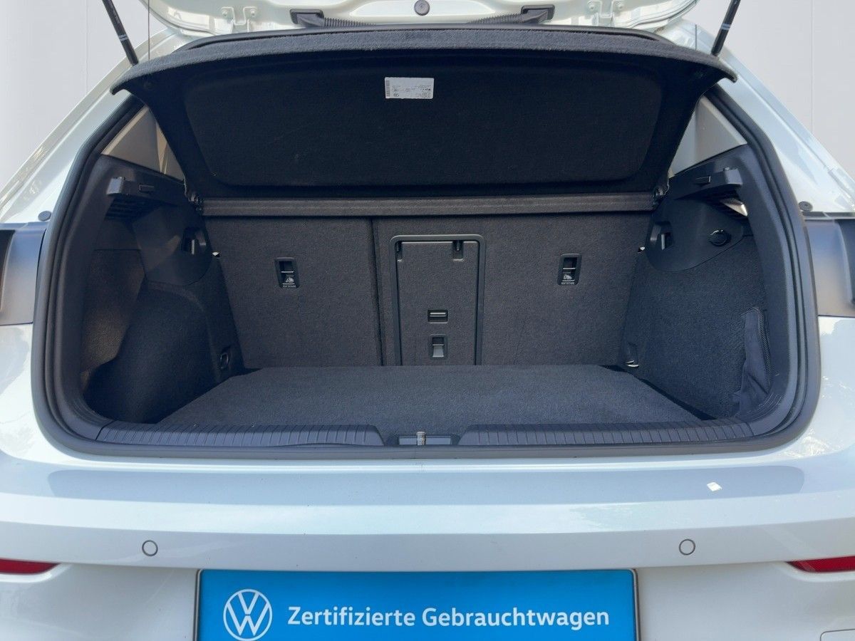 Volkswagen Golf 2023 г. Белый, пробег 32959 км
