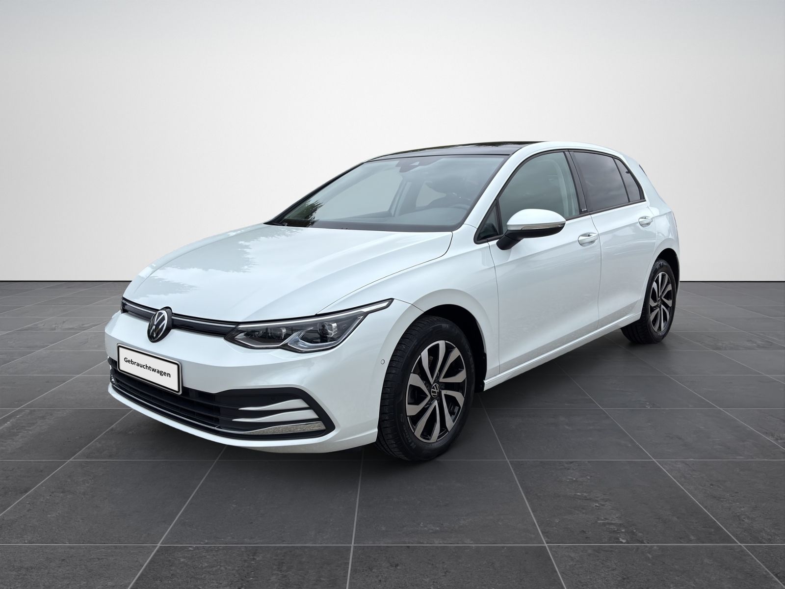 Volkswagen Golf 2022 г. Белый, пробег 56043 км