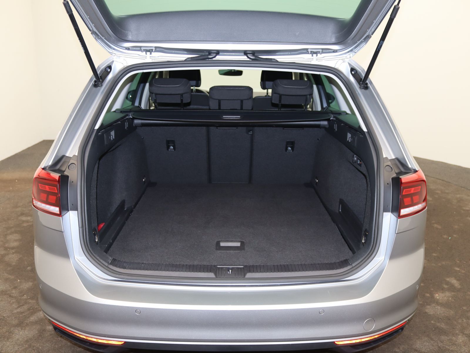 Volkswagen PASSAT VARIANT 2023 г. Серебристый, пробег 57000 км