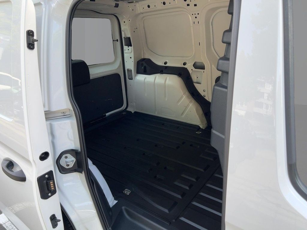 Volkswagen Caddy 2023 г. Белый, пробег 29406 км
