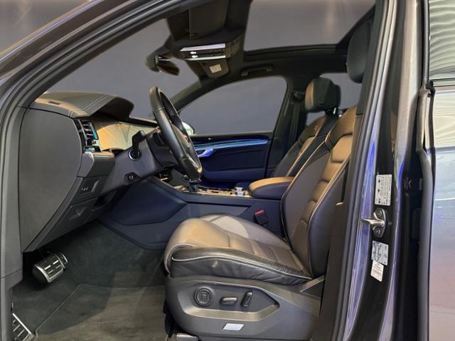 Volkswagen Touareg 2022 г. Серый, пробег 52400 км