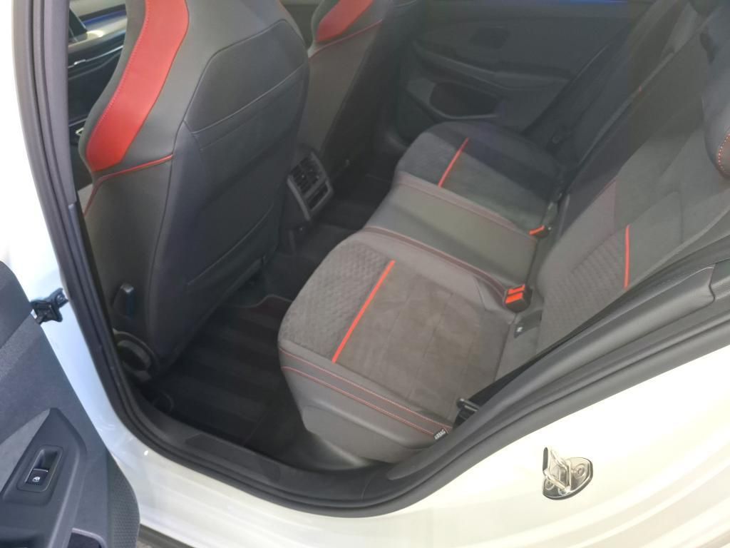Volkswagen Golf 2023 г. Белый, пробег 57846 км