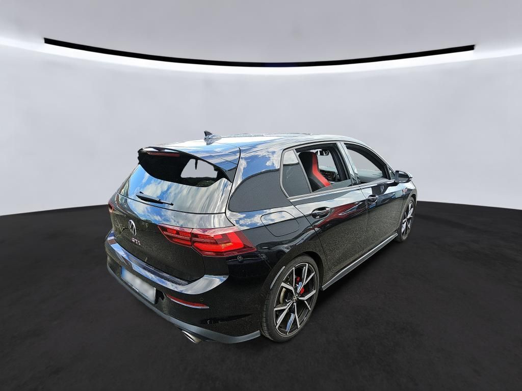 Volkswagen Golf 2023 г. Чёрный, пробег 51094 км