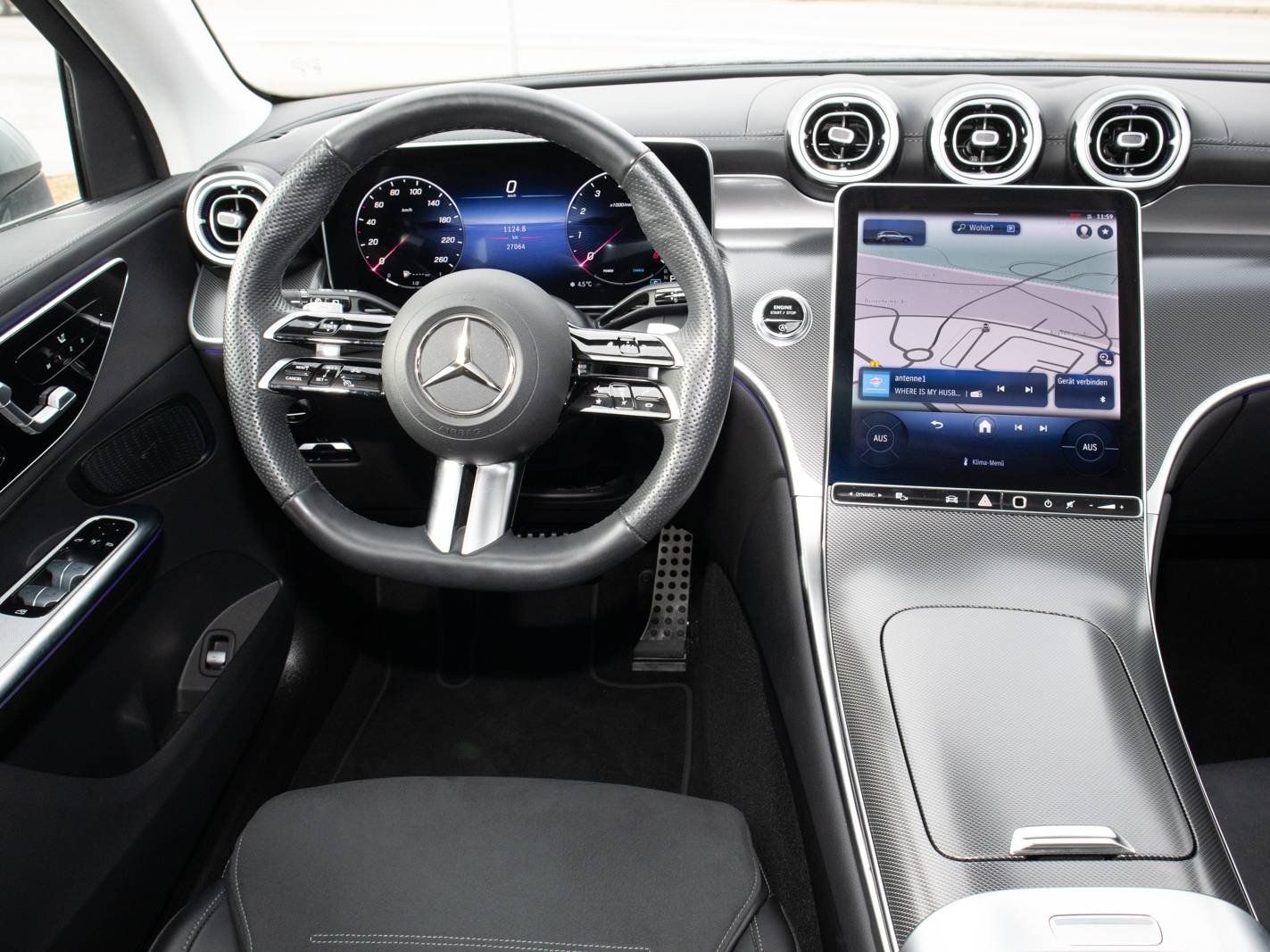 Mercedes-Benz GLC 200 2022 г. Серебристый, пробег 27300 км