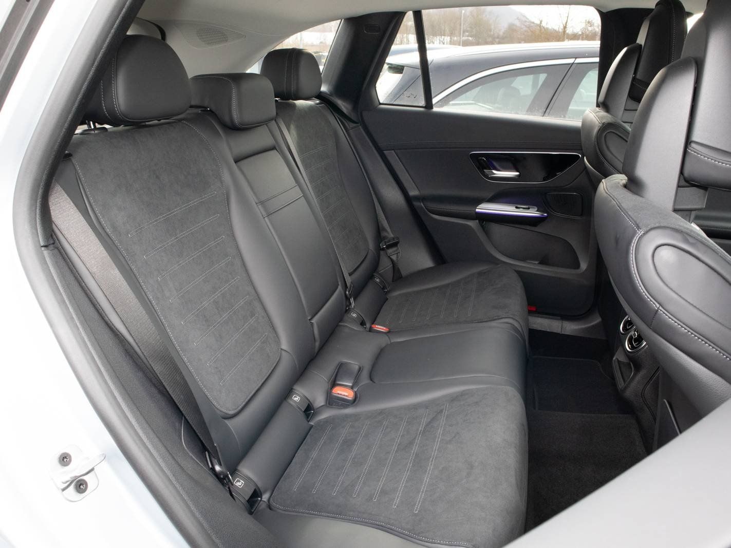 Mercedes-Benz GLC 200 2022 г. Серебристый, пробег 27300 км