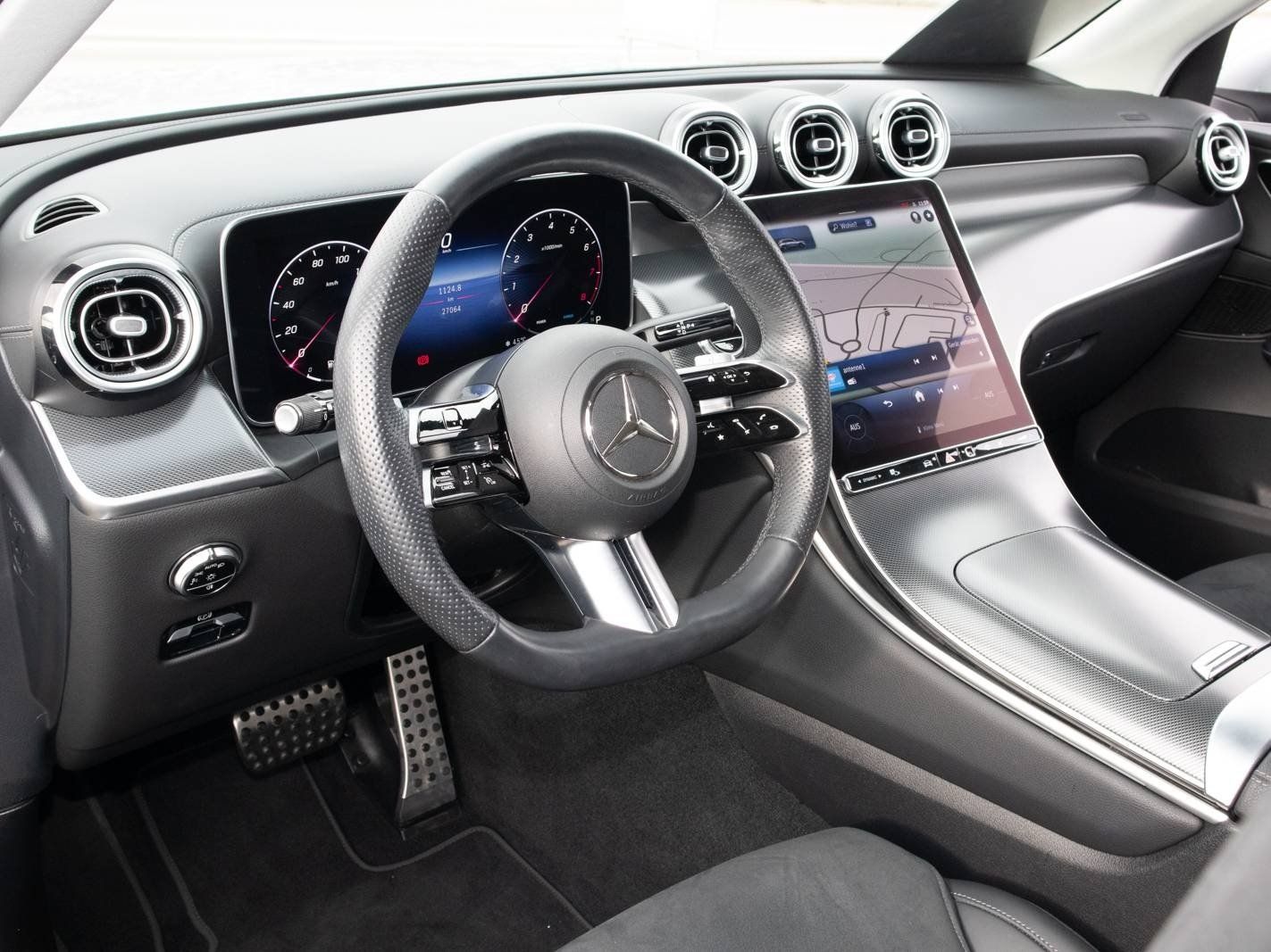 Mercedes-Benz GLC 200 2022 г. Серебристый, пробег 27300 км