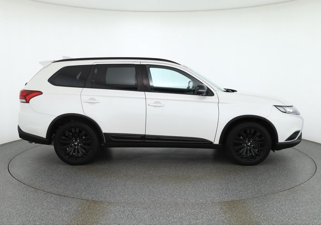 Mitsubishi Outlander 2021 г. Белый, пробег 42032 км