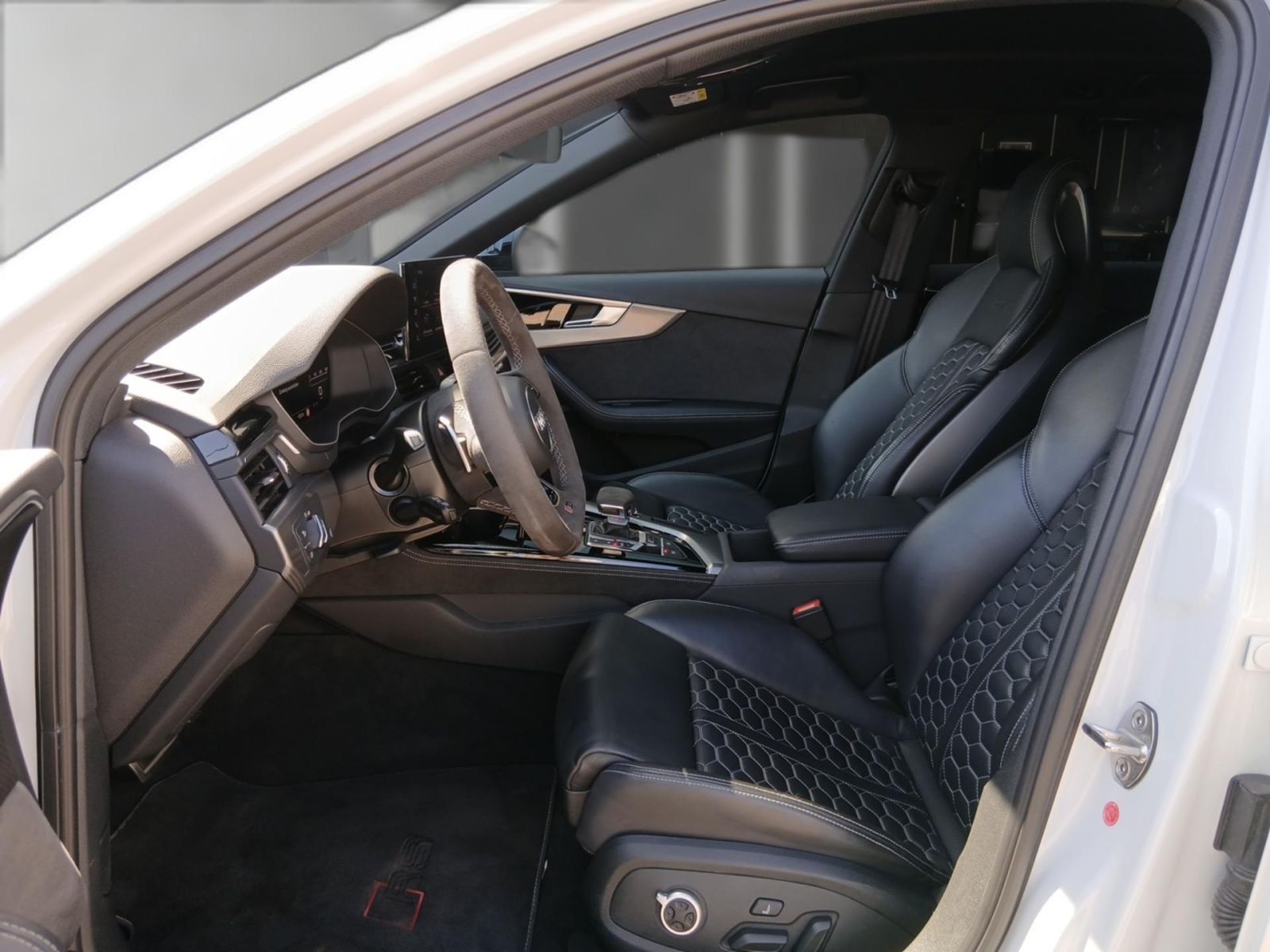 Audi RS4 2024 г. Белый, пробег 30311 км