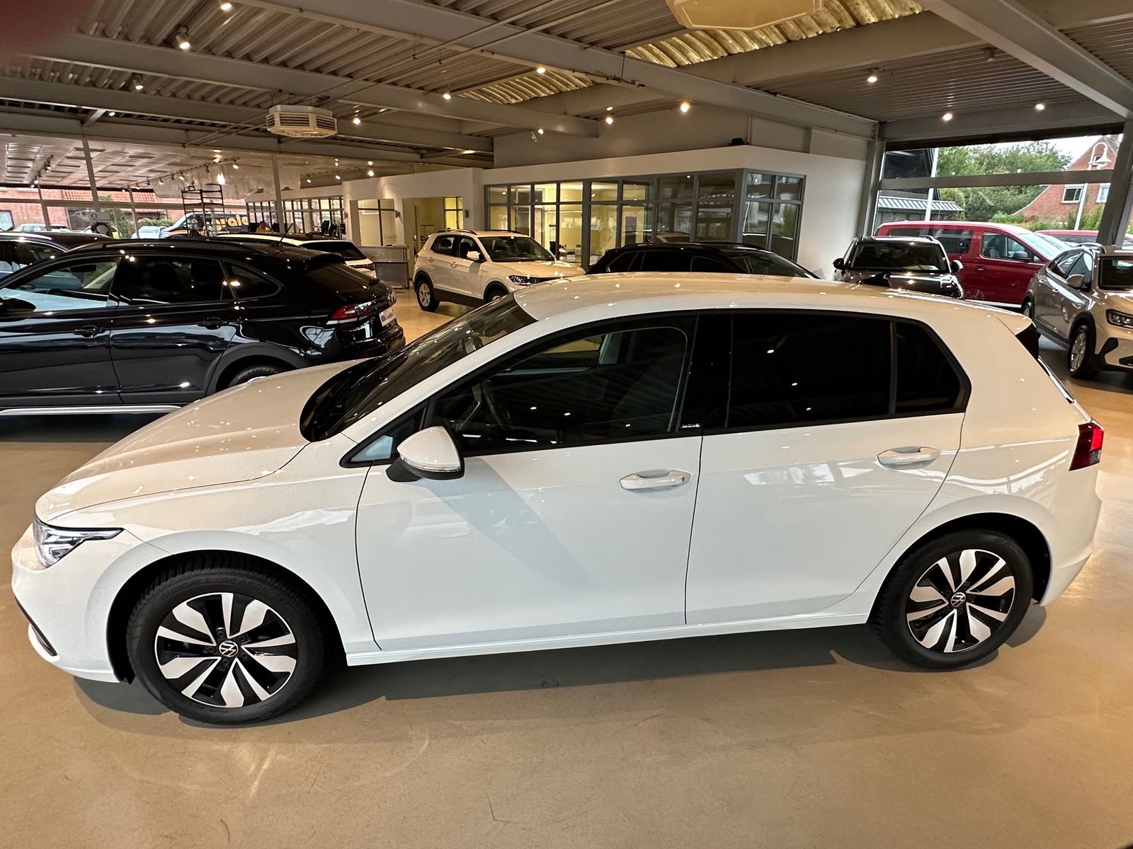 Volkswagen Golf 2023 г. Белый, пробег 50632 км
