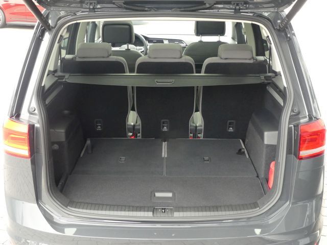 Volkswagen Touran 2024 г. Серый, пробег 28580 км