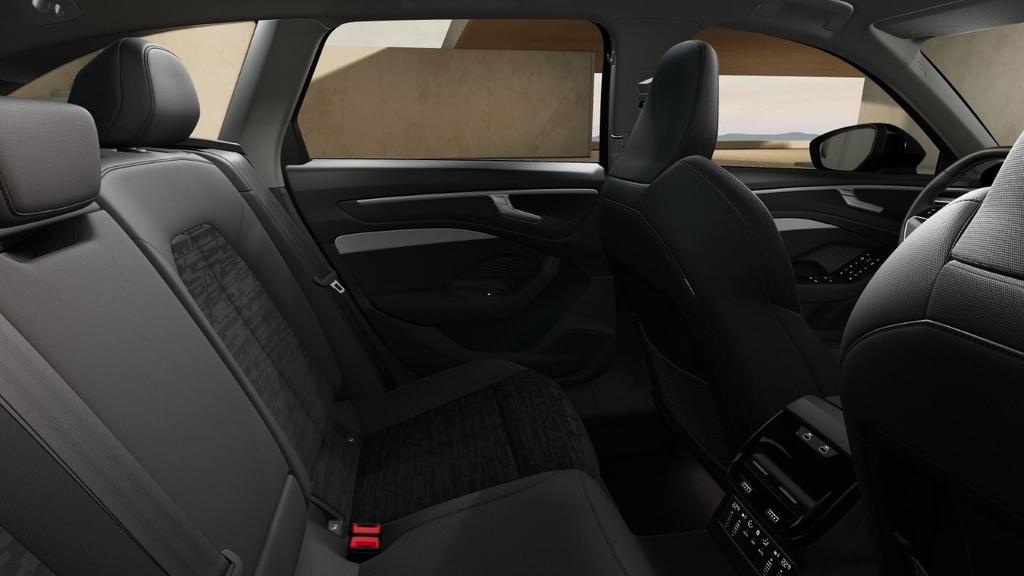 Audi A6 2026 г. Чёрный, пробег 28700 км