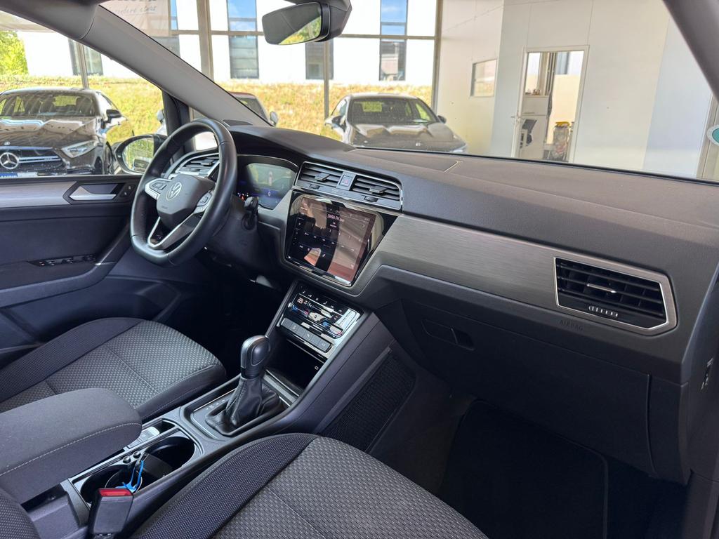 Volkswagen Touran 2024 г. Серый, пробег 37200 км