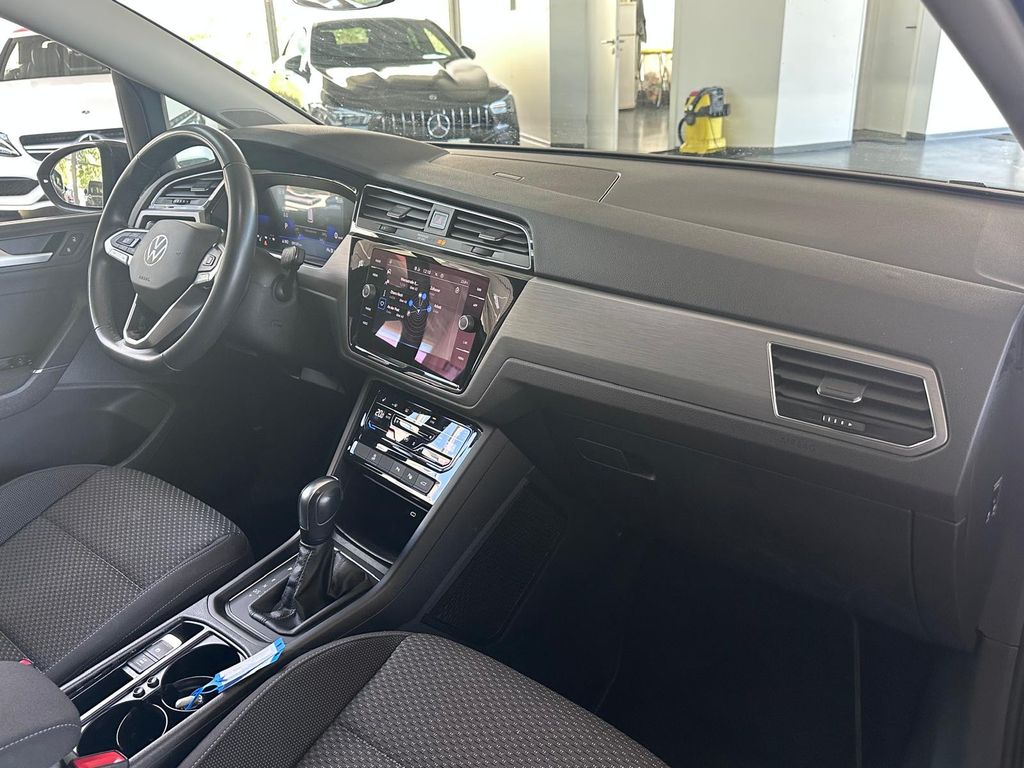 Volkswagen Touran 2024 г. Серый, пробег 59200 км
