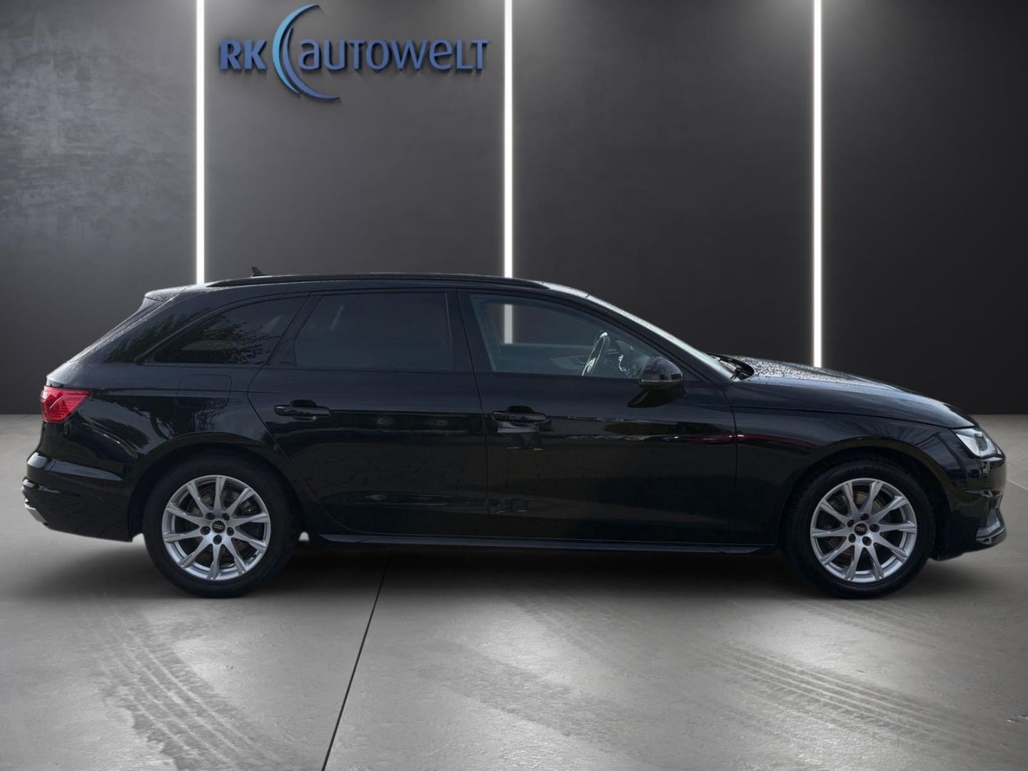 Audi A4 2023 г. Чёрный, пробег 53489 км
