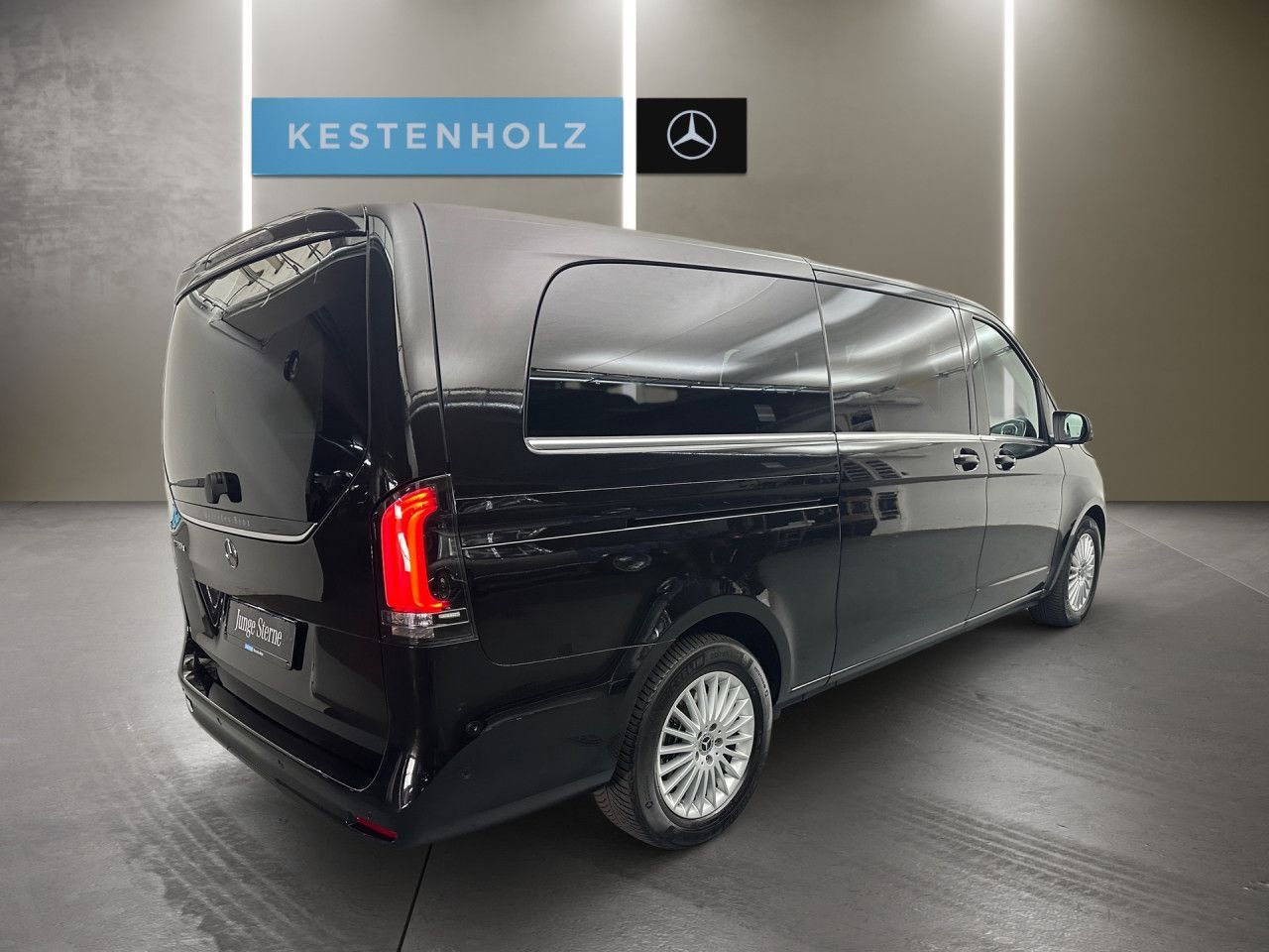 Mercedes-Benz V 300 2025 г. Чёрный, пробег 21401 км