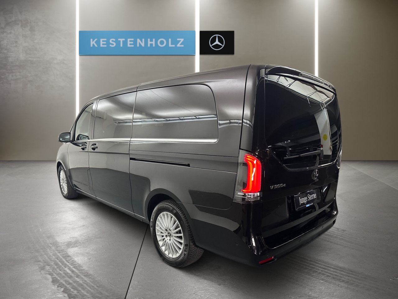 Mercedes-Benz V 300 2025 г. Чёрный, пробег 21401 км