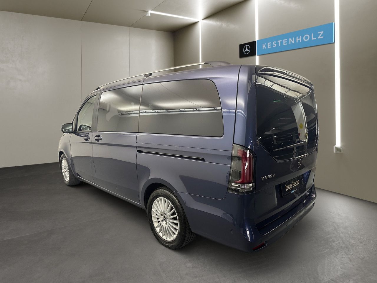 Mercedes-Benz V 250 2025 г. Синий, пробег 9707 км