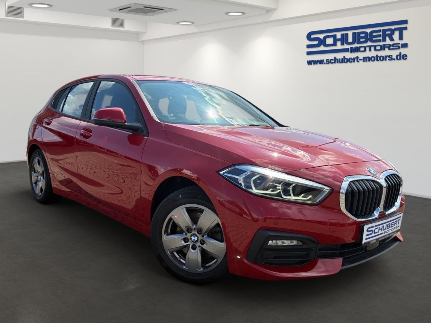 BMW 118 2023 г. Красный, пробег 47390 км