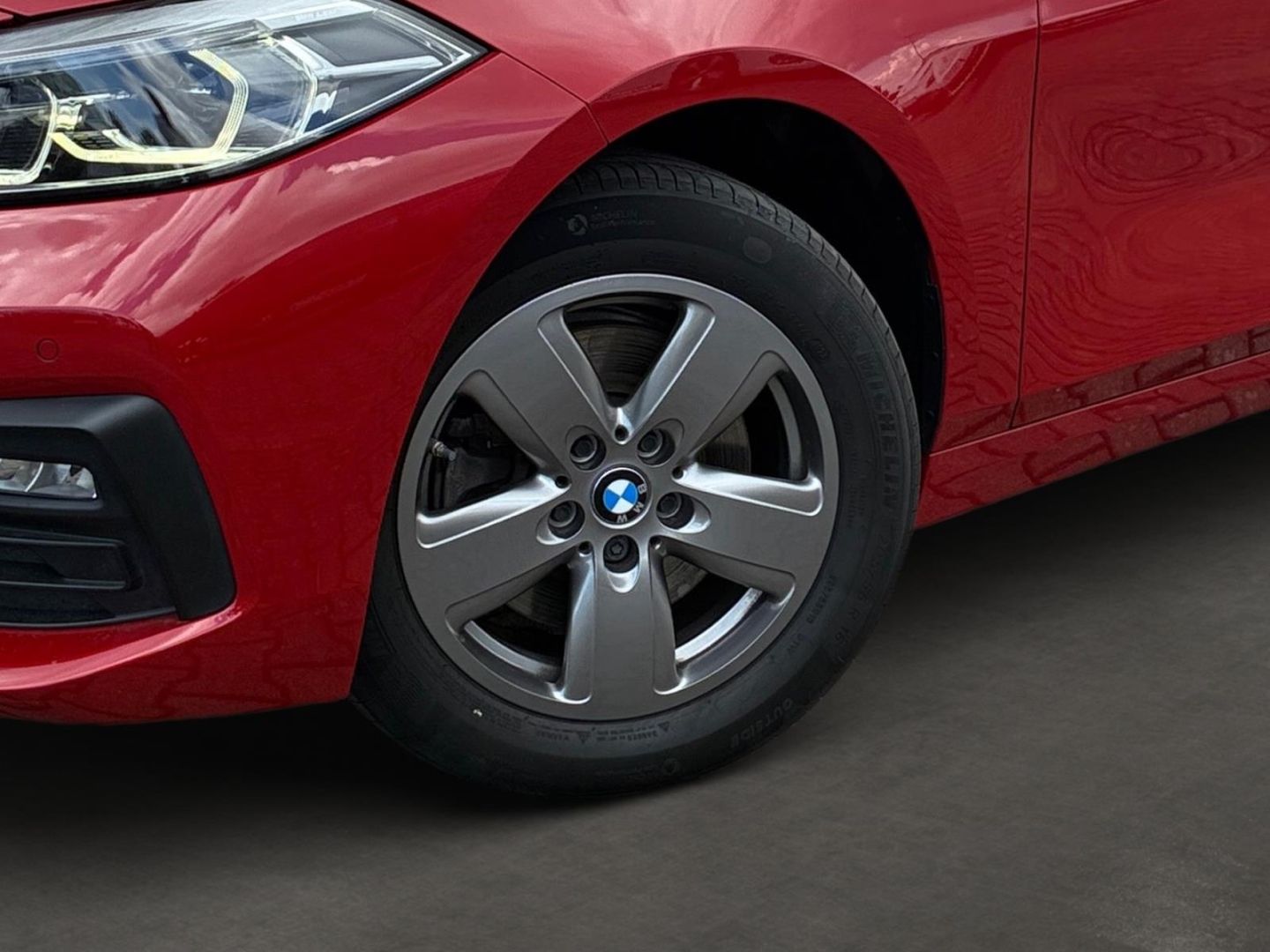 BMW 118 2023 г. Красный, пробег 47390 км