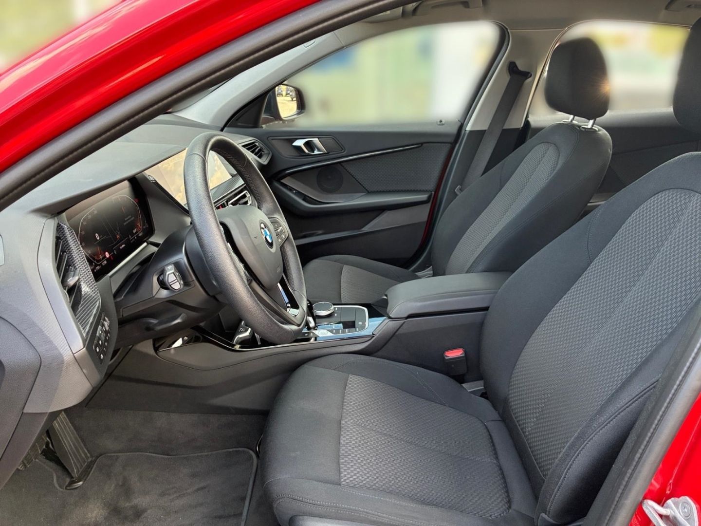 BMW 118 2023 г. Красный, пробег 47390 км