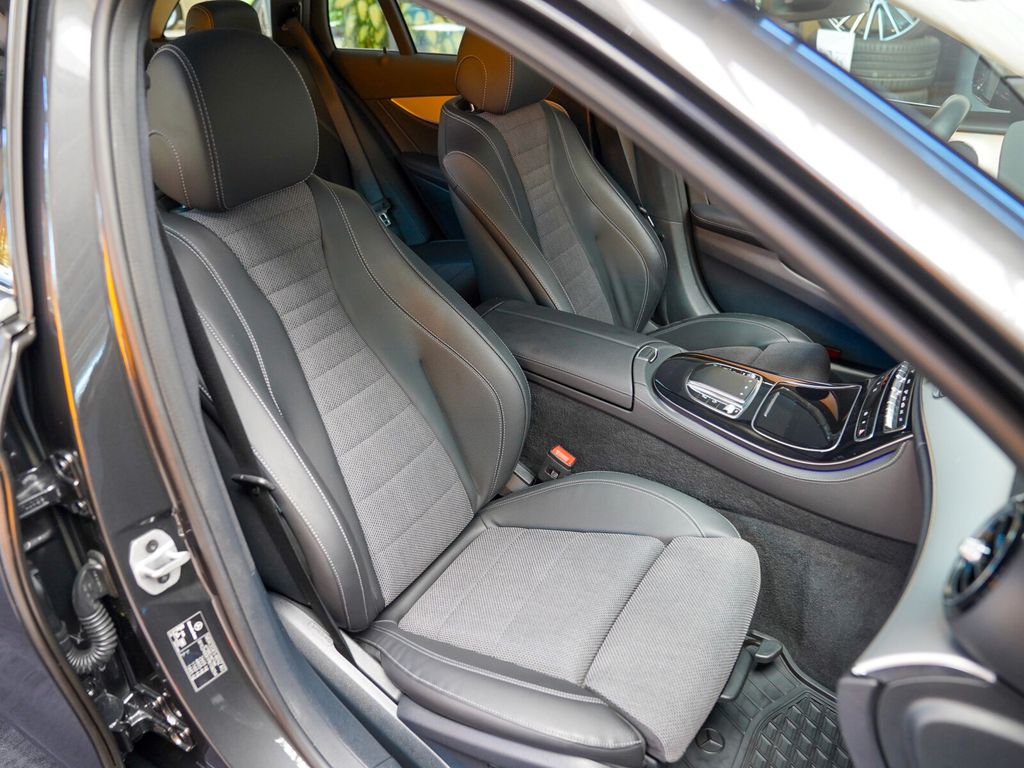 Mercedes-Benz E 220 2023 г. Серый, пробег 35737 км