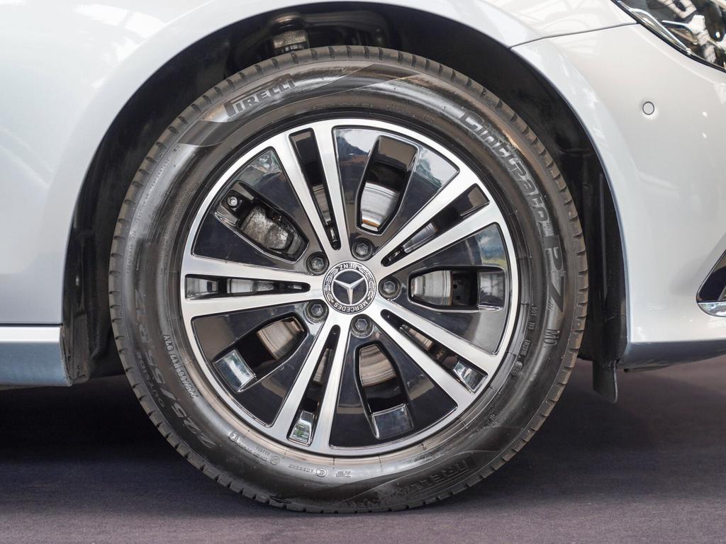 Mercedes-Benz E 220 2023 г. Серебристый, пробег 56727 км