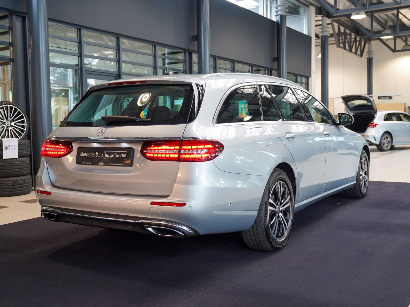 Mercedes-Benz E 220 2023 г. Серебристый, пробег 56727 км