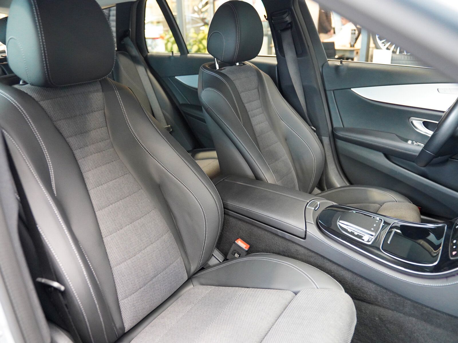 Mercedes-Benz E 220 2023 г. Серебристый, пробег 56727 км