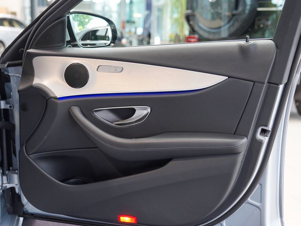 Mercedes-Benz E 220 2023 г. Серебристый, пробег 56727 км