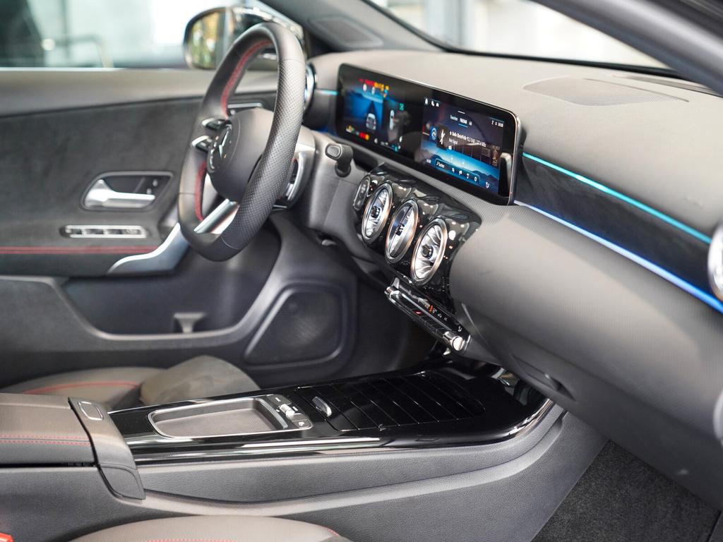 Mercedes-Benz A 180 2025 г. Чёрный, пробег 22870 км