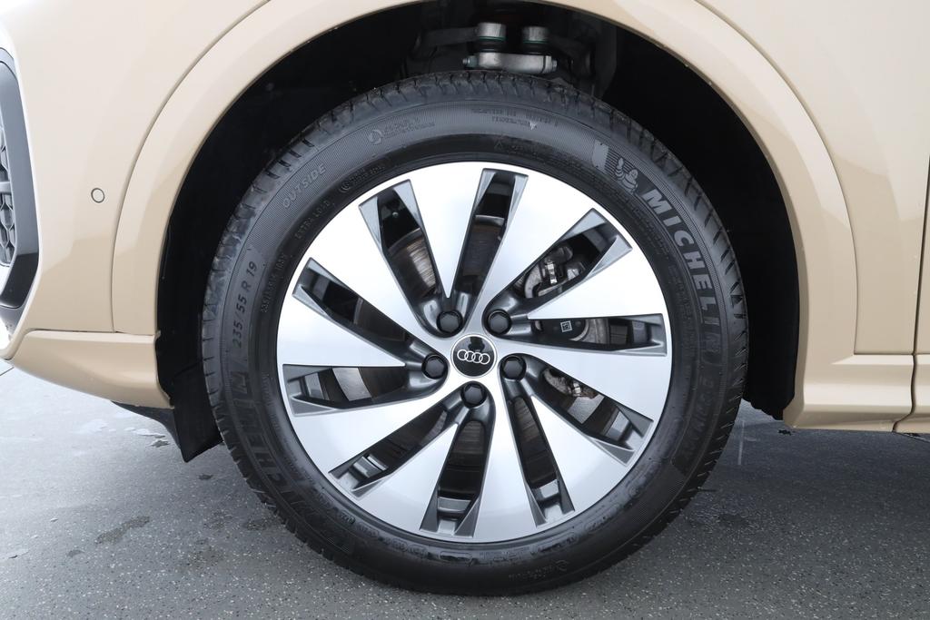 Audi Q5 2025 г. Золотистый, пробег 13544 км