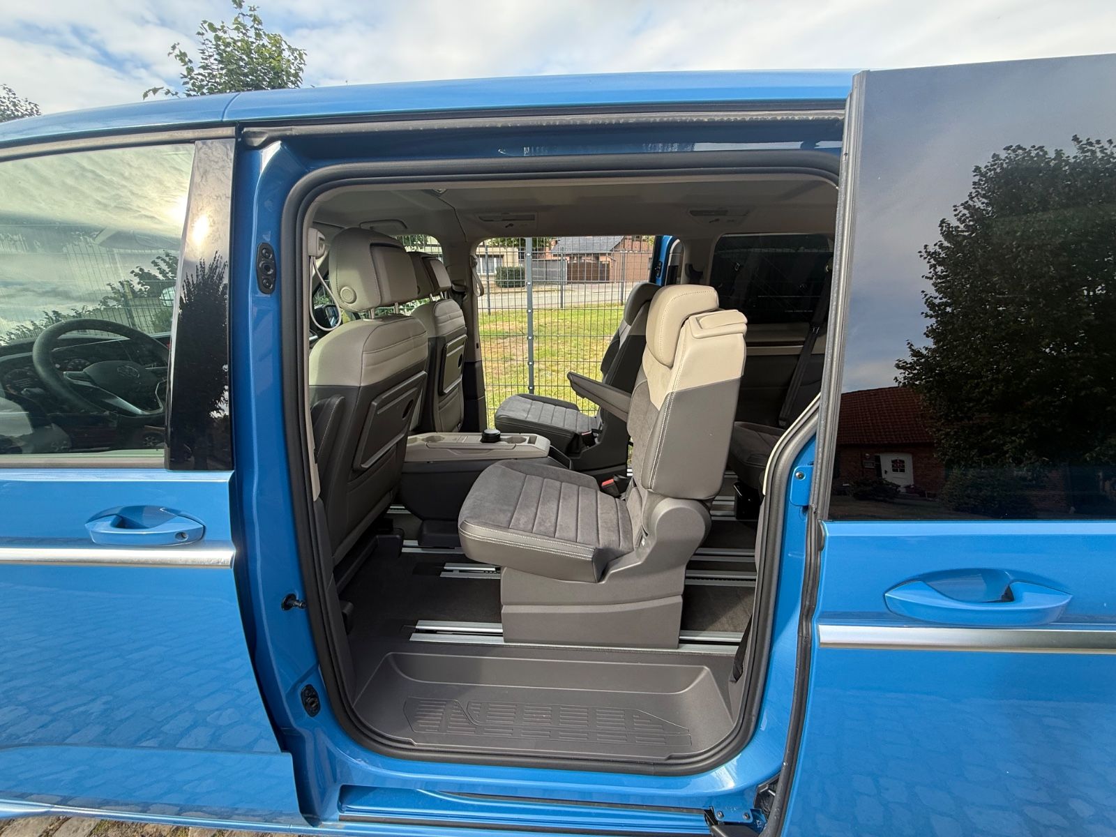 Volkswagen T7 MULTIVAN 2025 г. Синий, пробег 5800 км