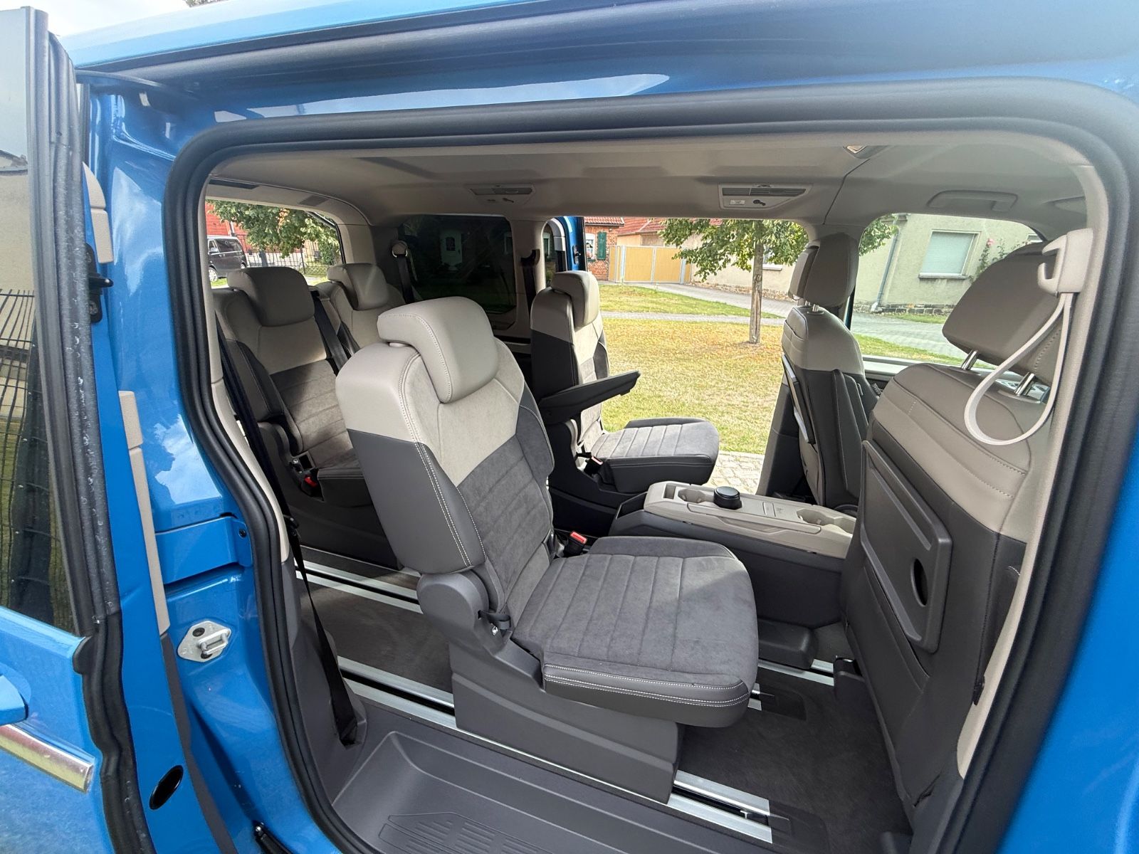 Volkswagen T7 MULTIVAN 2025 г. Синий, пробег 5800 км
