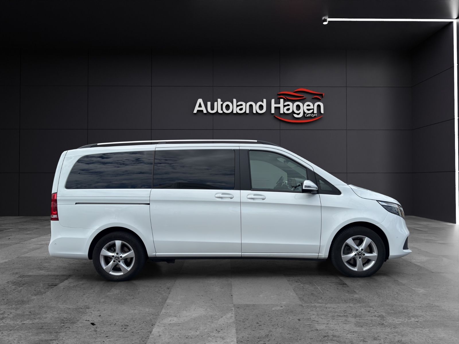 Mercedes-Benz V 300 2023 г. Белый, пробег 29382 км