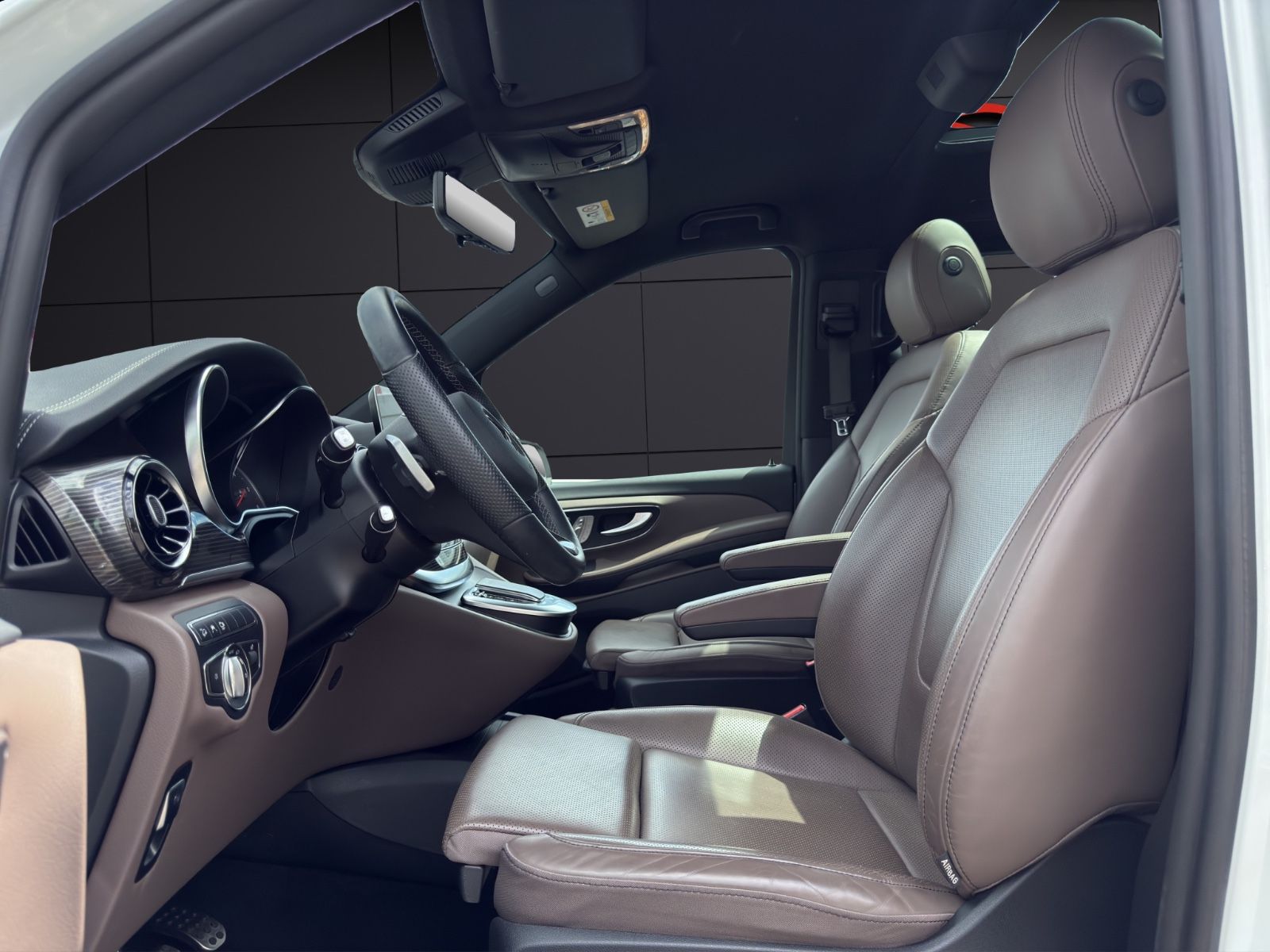 Mercedes-Benz V 300 2023 г. Белый, пробег 29382 км