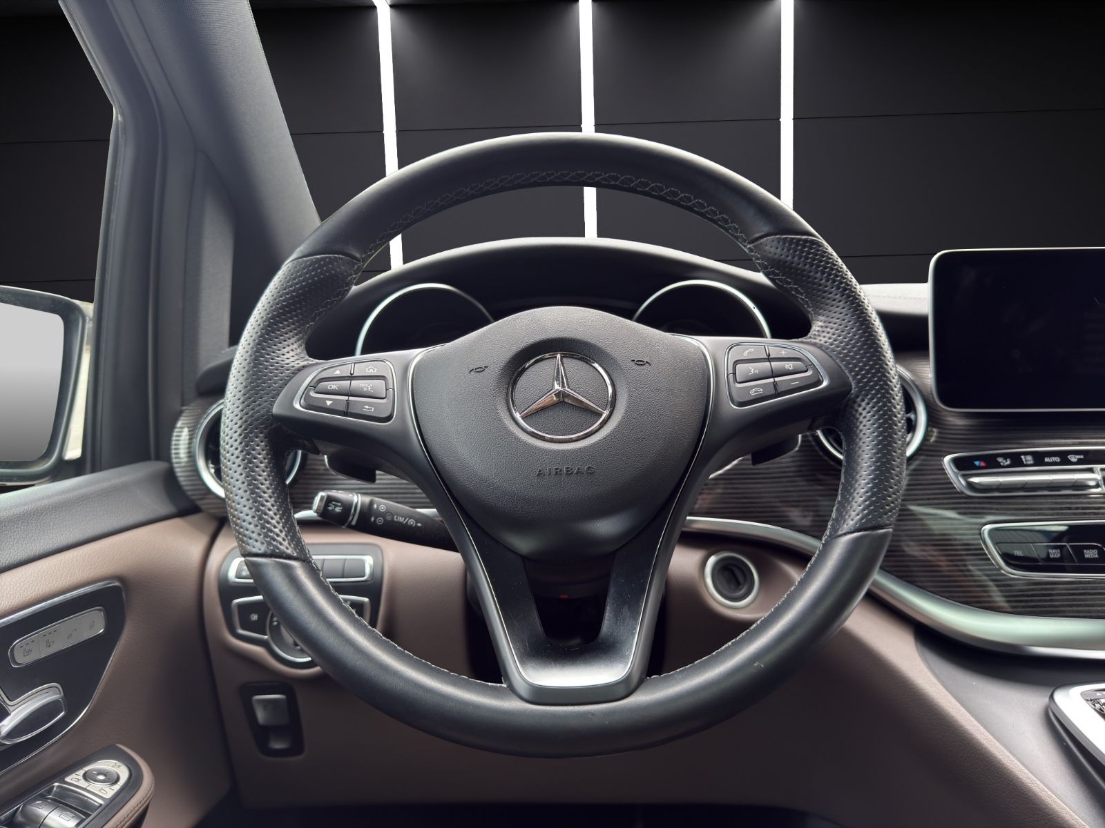 Mercedes-Benz V 300 2023 г. Белый, пробег 29382 км