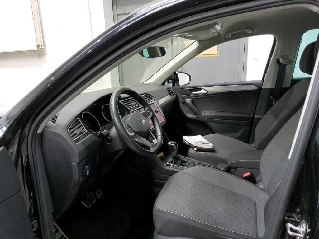 Volkswagen Tiguan 2023 г. Чёрный, пробег 52323 км