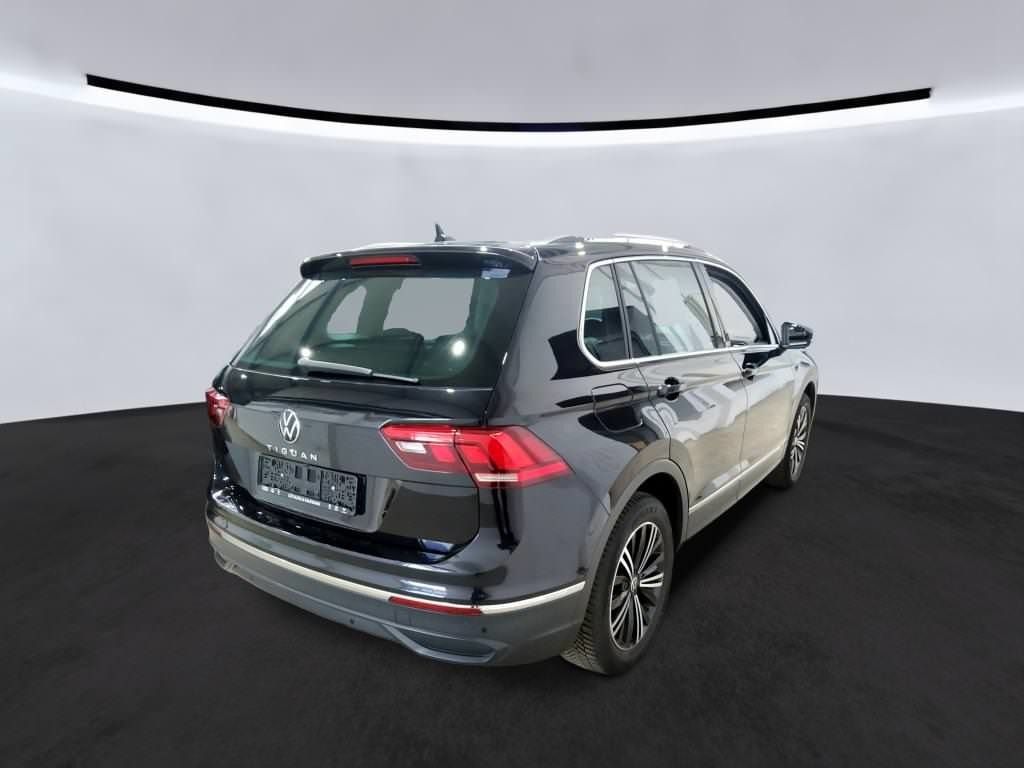 Volkswagen Tiguan 2023 г. Чёрный, пробег 52323 км