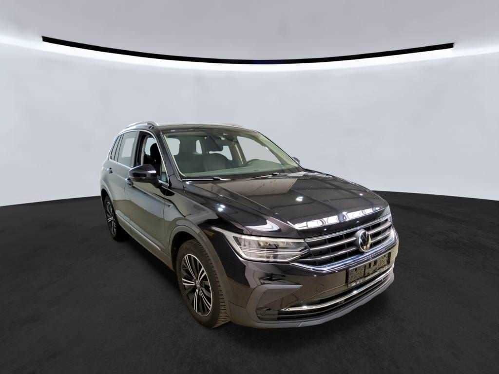 Volkswagen Tiguan 2023 г. Чёрный, пробег 52323 км