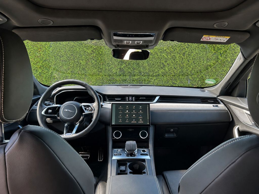 Jaguar F-Pace 2024 г. Серый, пробег 46000 км